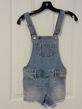 Kids Abercrombie light blue denim shortall with front bib pocket. Girls 9/10